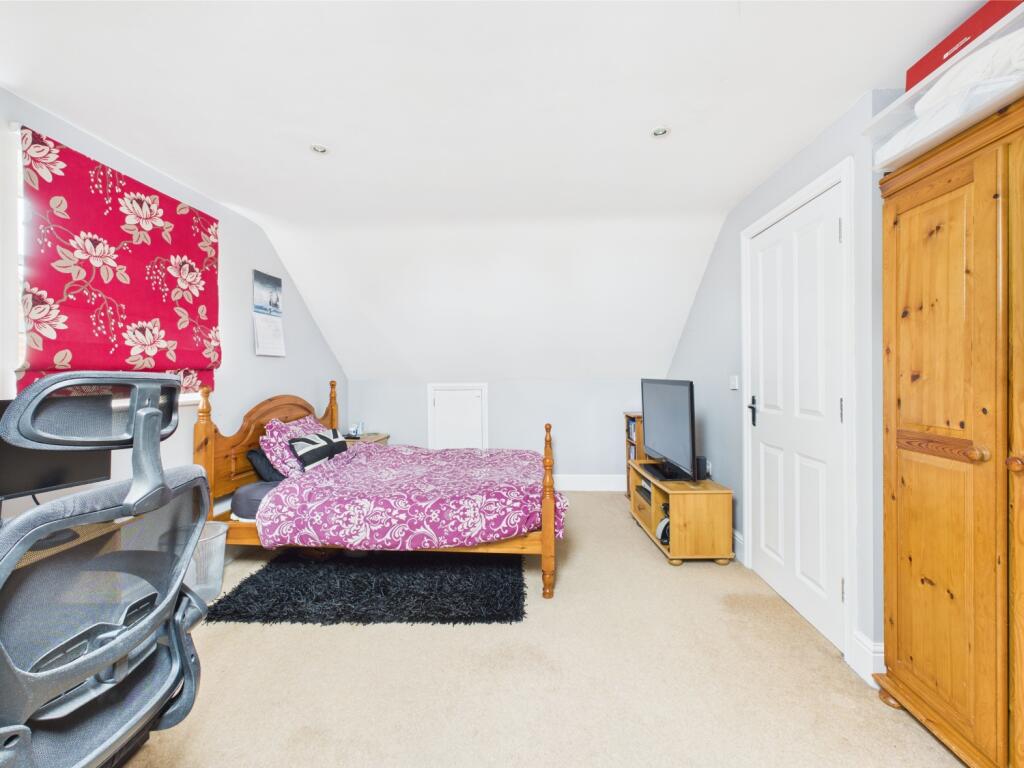 23. CAM04922G0-PR0024-STILL021