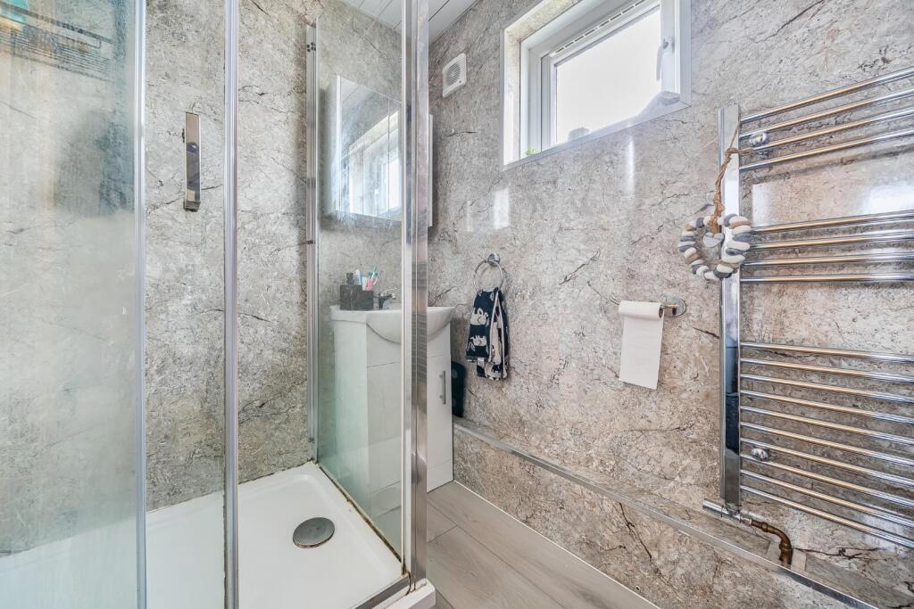SHOWER ROOM.jpg