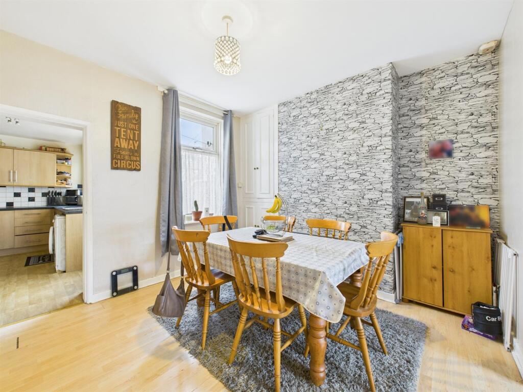 Dining room: