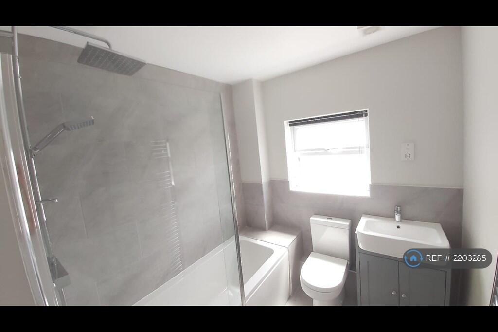 Main Bathroom 