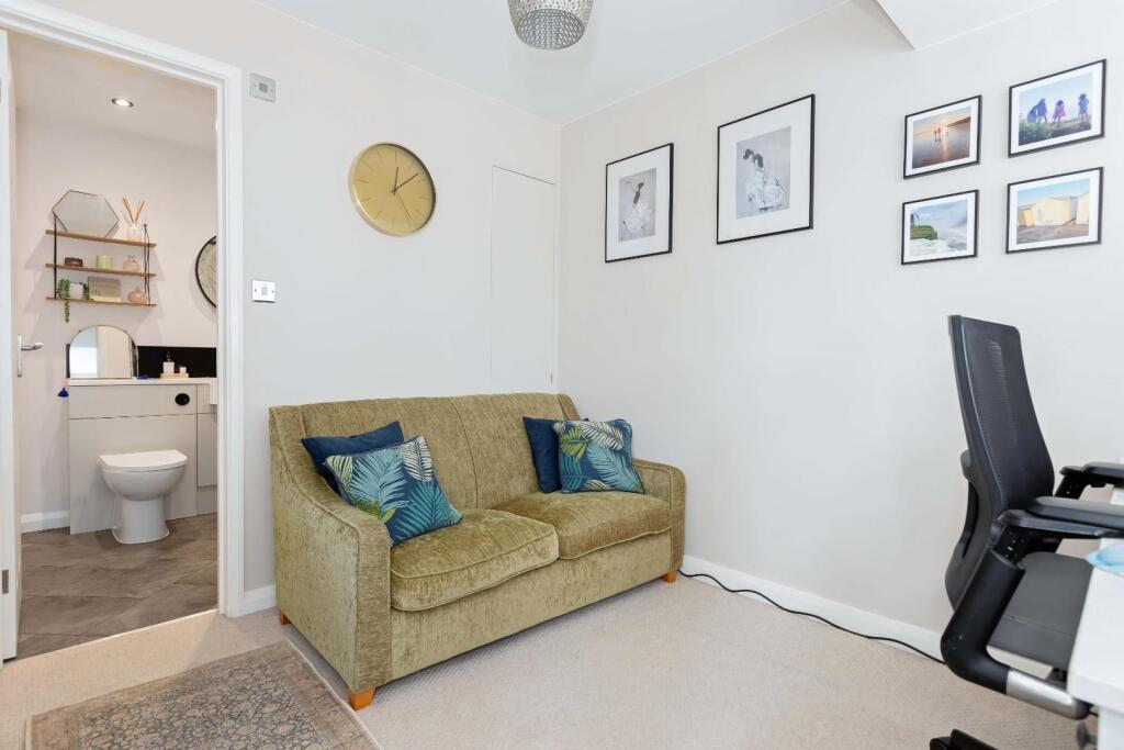 2 Sussex Close_9.JPG