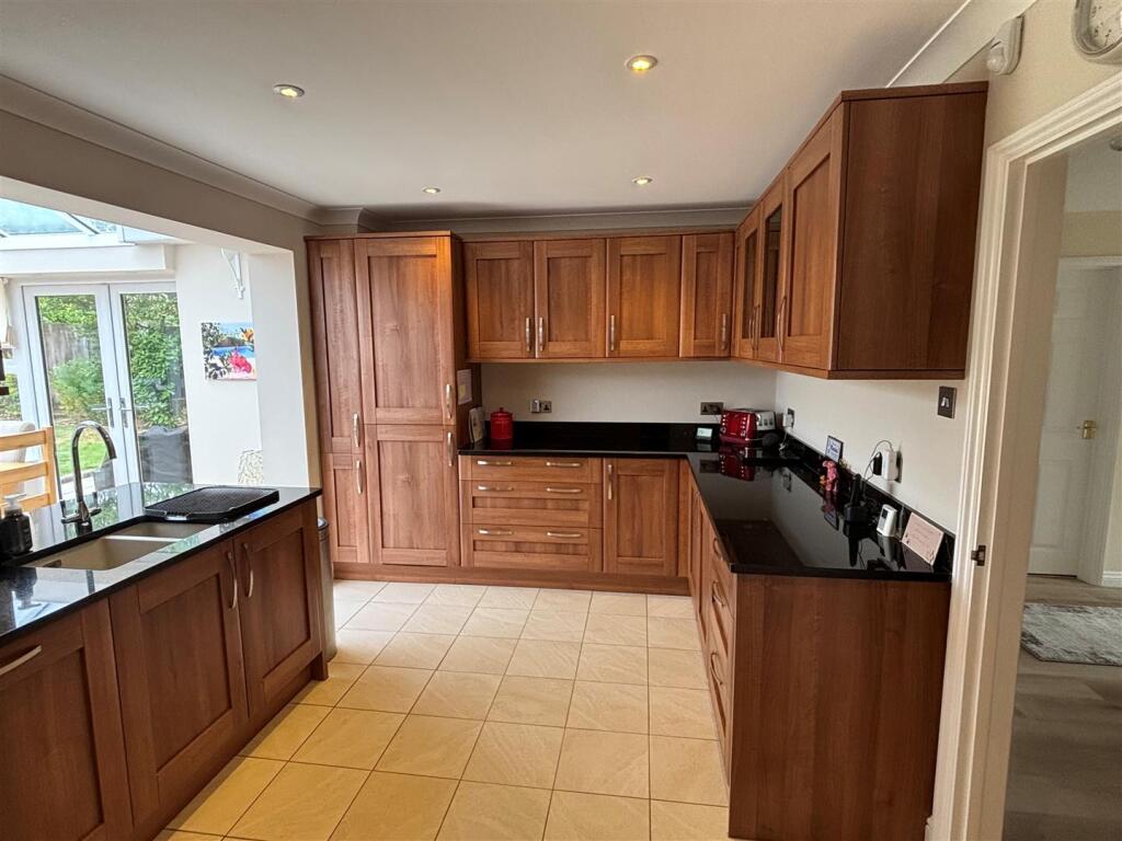 18 friern kitchen 2.jpg