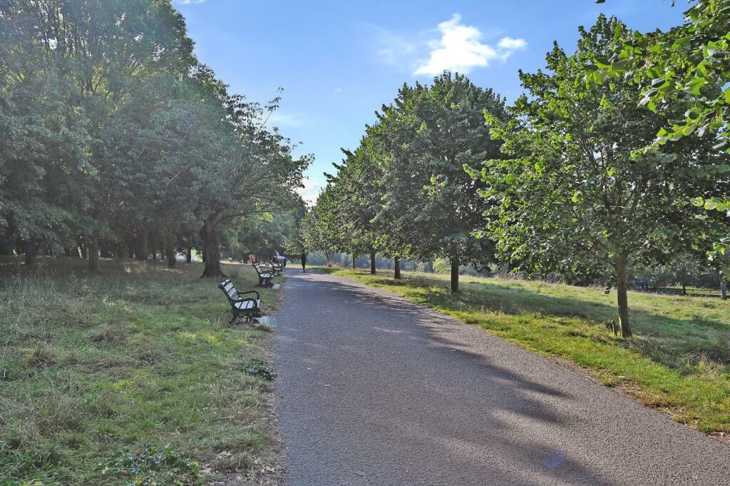 111 goldstone cres bn3 (23).jpg