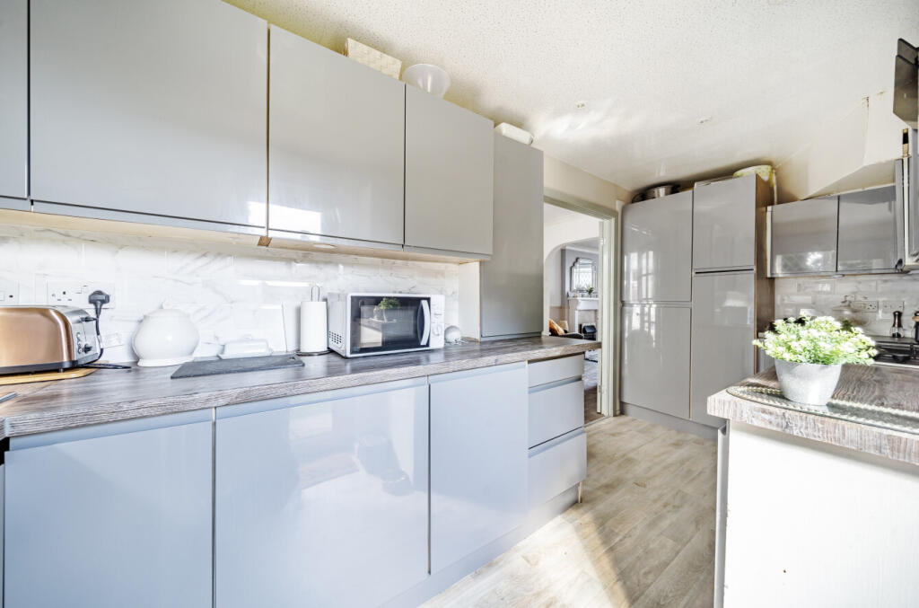 27-682213d03de56-...