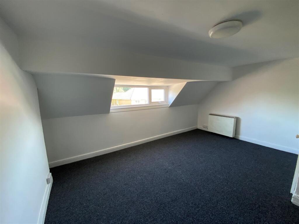 40a Station Road - bedroom.jpg