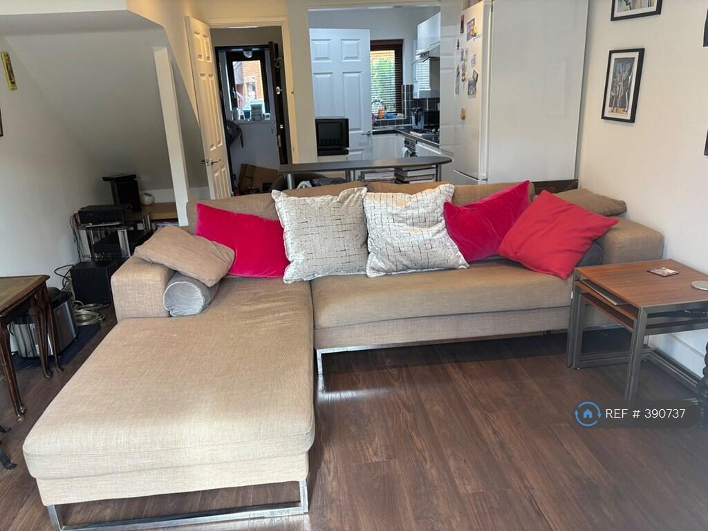 Living Room/Open Plan Kitchen