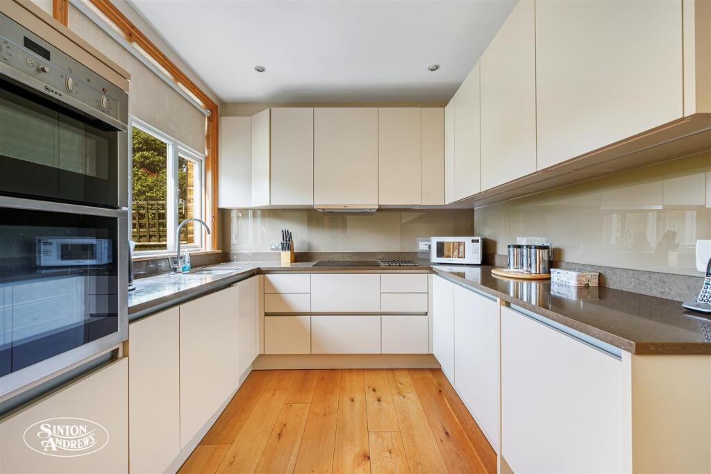 20 Erlesmere Gardens-8.jpg