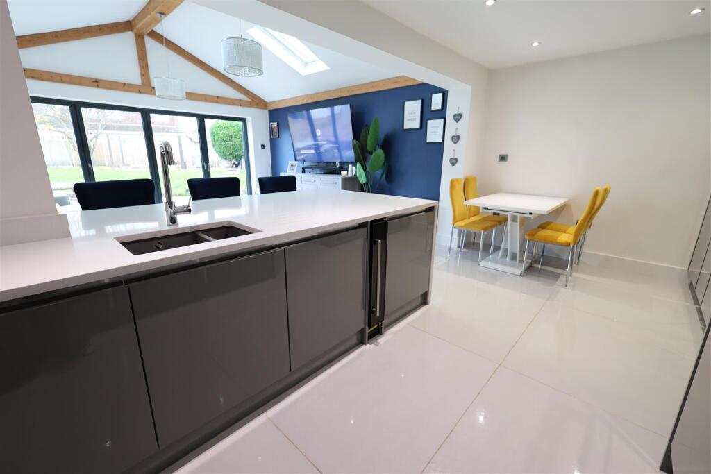 FC Kitchen Family Room ix.JPG