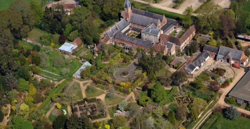 stapehill-abbey-arial2_1150_596_c1.jpg