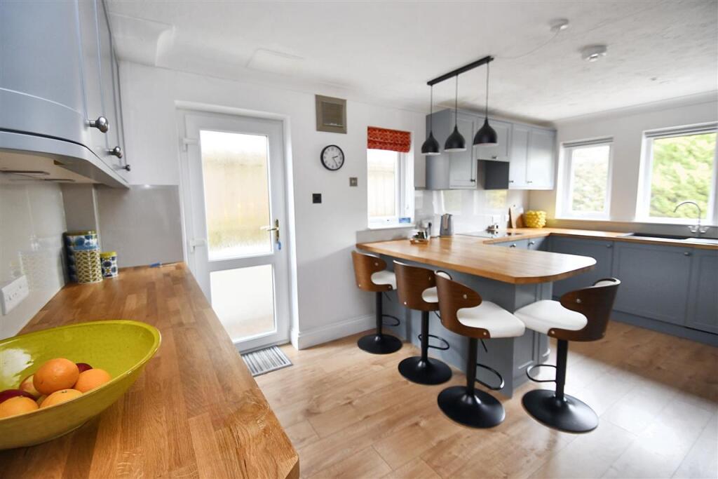 KITCHEN/BREAKFAST
