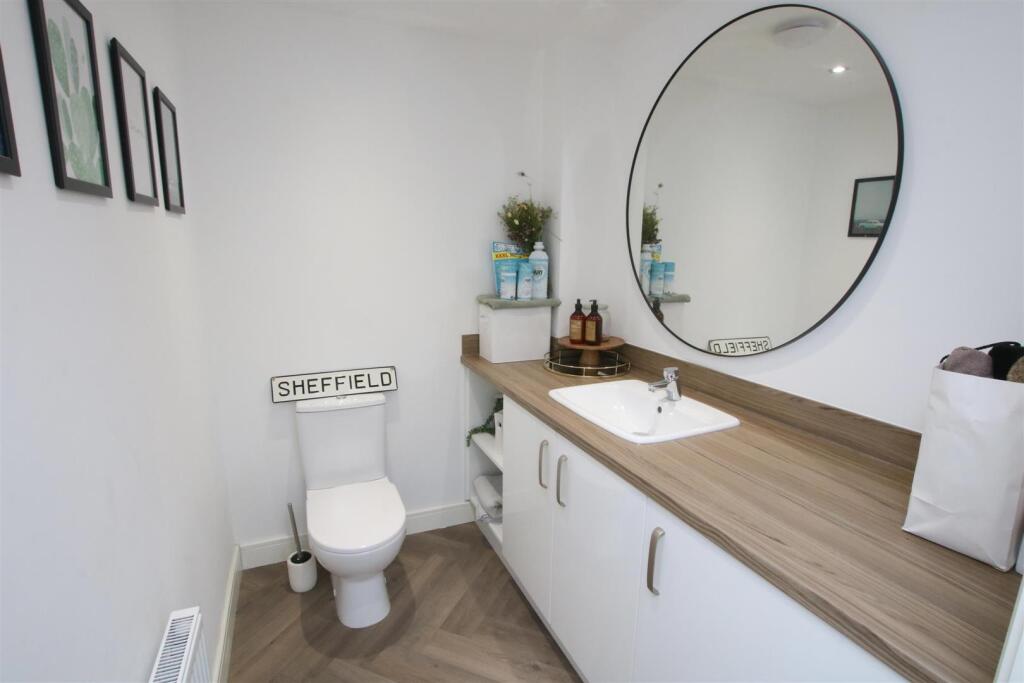 SEPARATE UTILITY ROOM/W/C