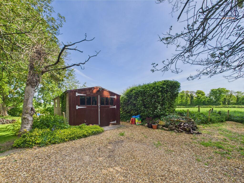 Gargage to the front of the property