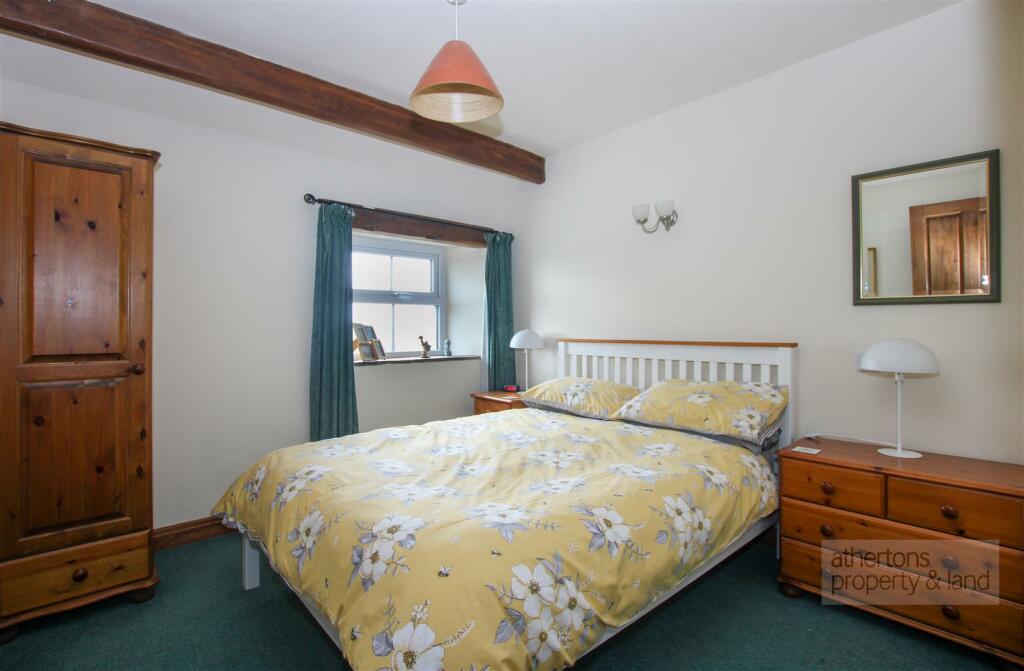 Demdyke Cottage Bed 1.jpg
