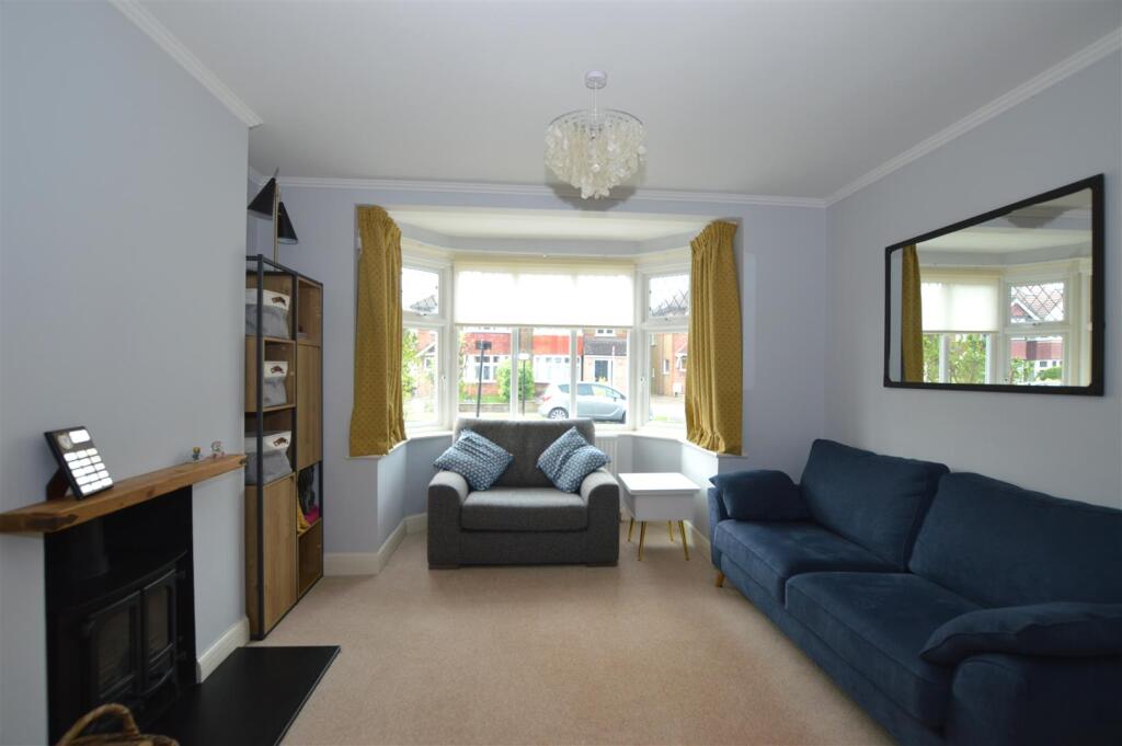 10 Shirley Drive lounge a.JPG