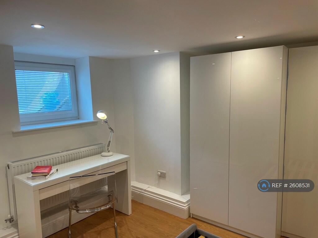 Bedroom 1 Desk/Wardrobes