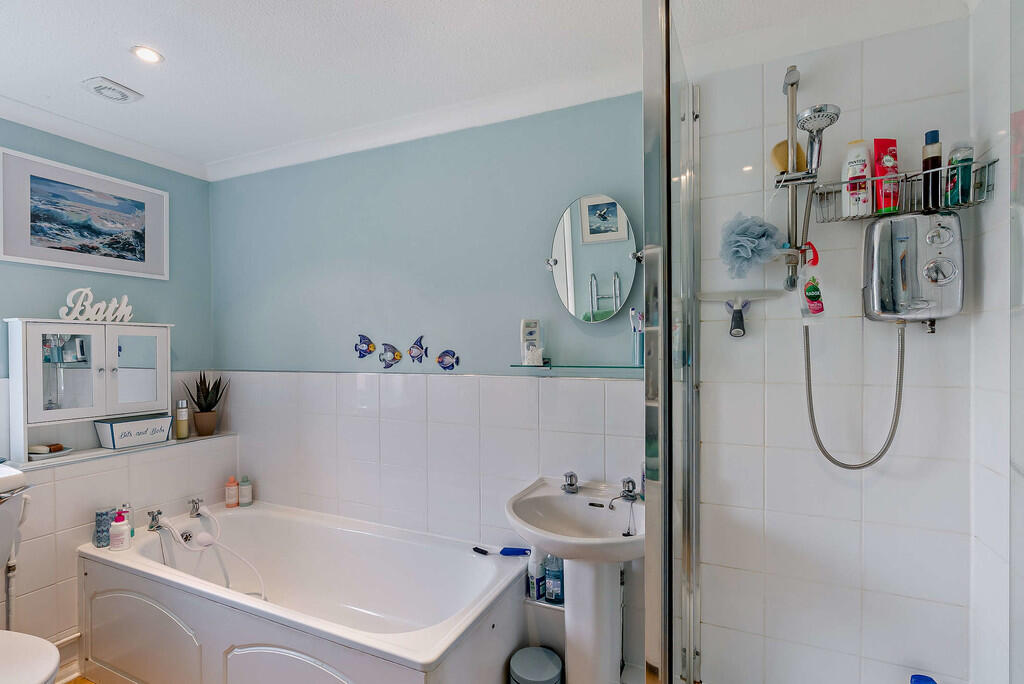 8651916-interior1...