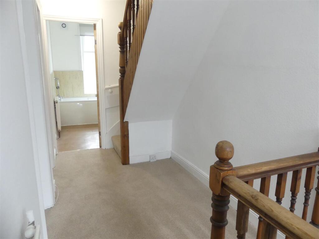 FIRST FLOOR LANDING / STUDY AREA