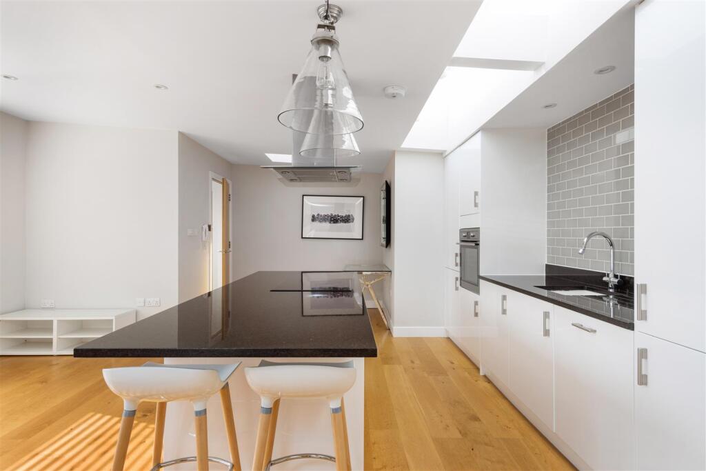 Flat 2, 278 High Street GU1 3JL-10.jpg