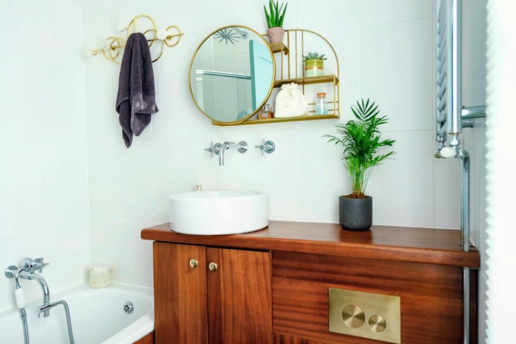 13.Bathroom.jpg