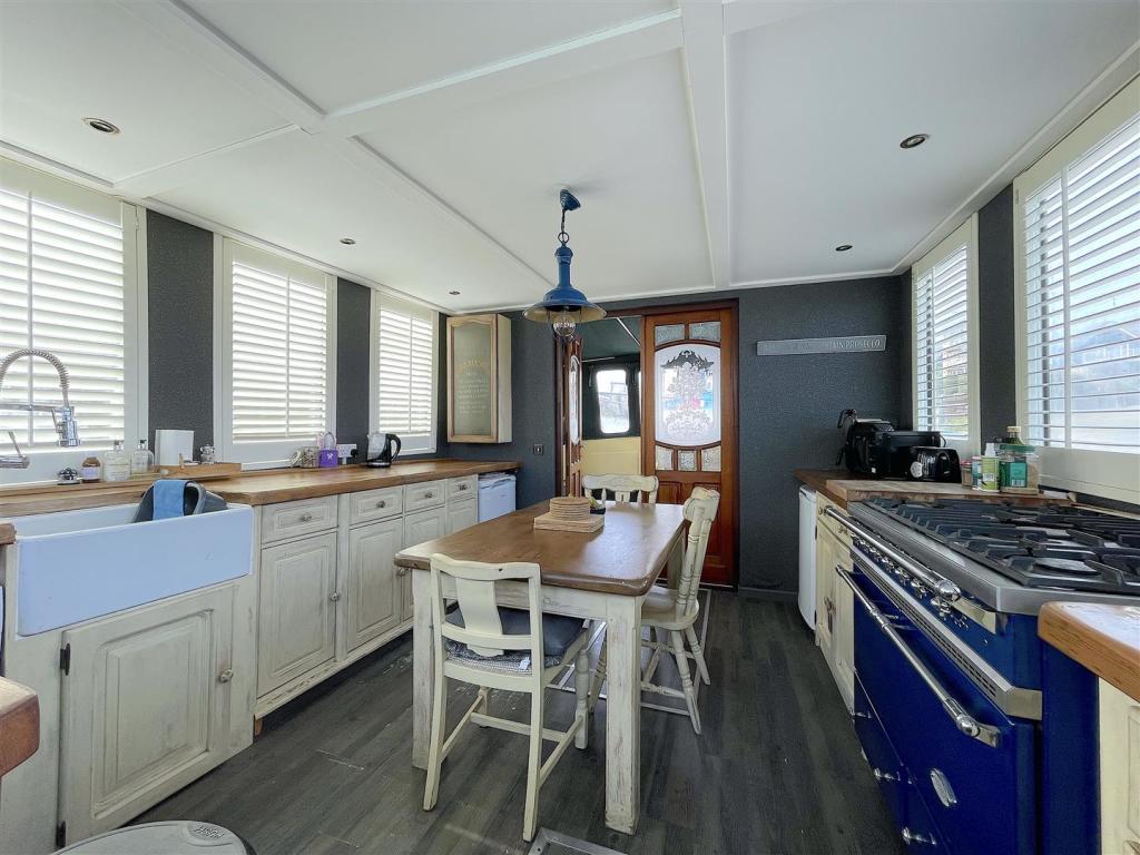 Kitchen (2).jpeg
