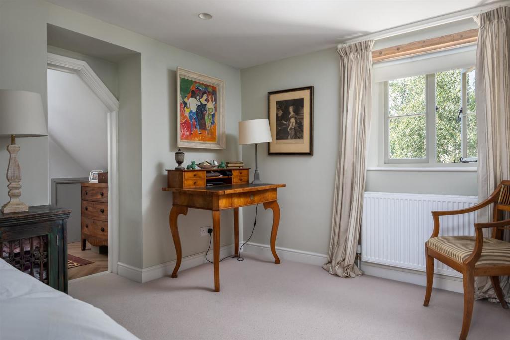 40 - 41 Ampney Crucis - GL7 5SF - Web.jpg