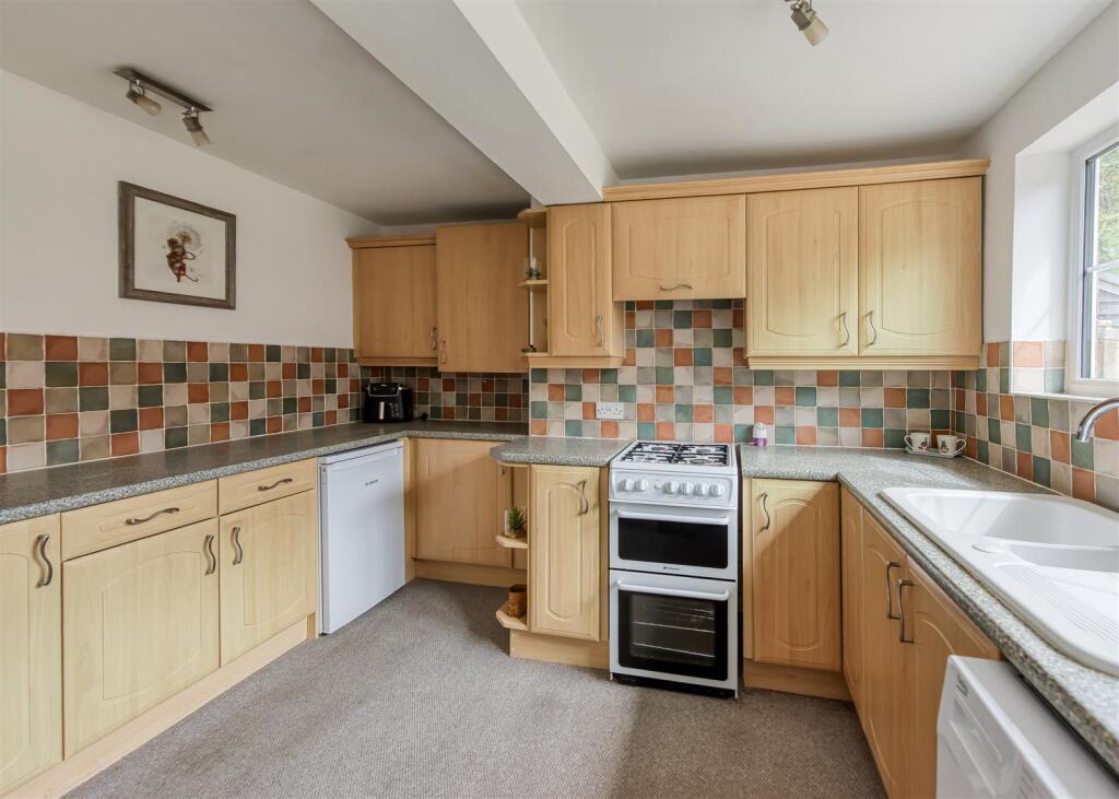 5 Churchward Grove-Kitchen (2).jpg