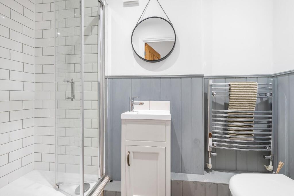Bedroom 2 ensuite.JPG