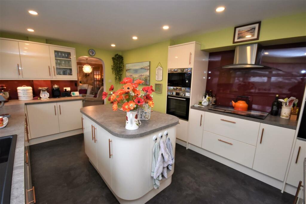 Kitchen..JPG