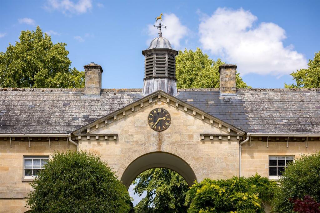 31 - 7 Sherborne Stables - GL54 3DW - Web.jpg