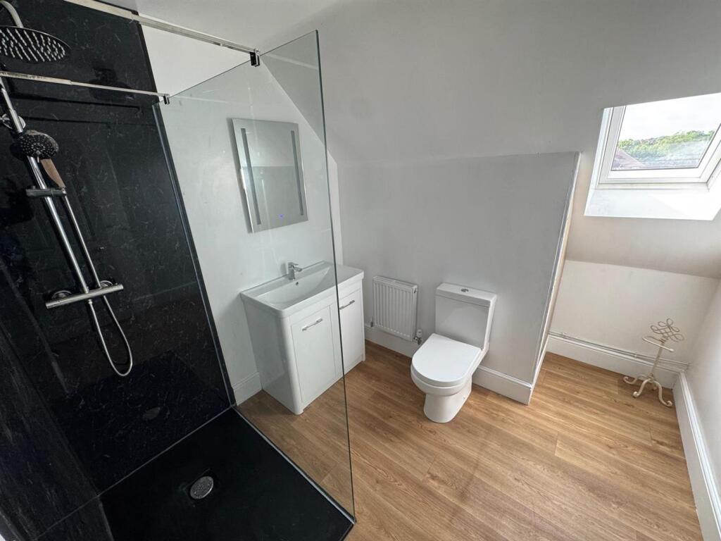 EN-SUITE SHOWER ROOM