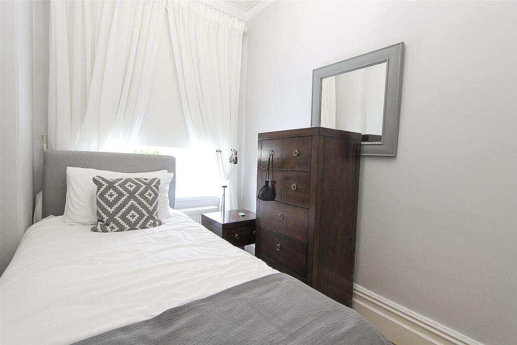 bed 2.jpg