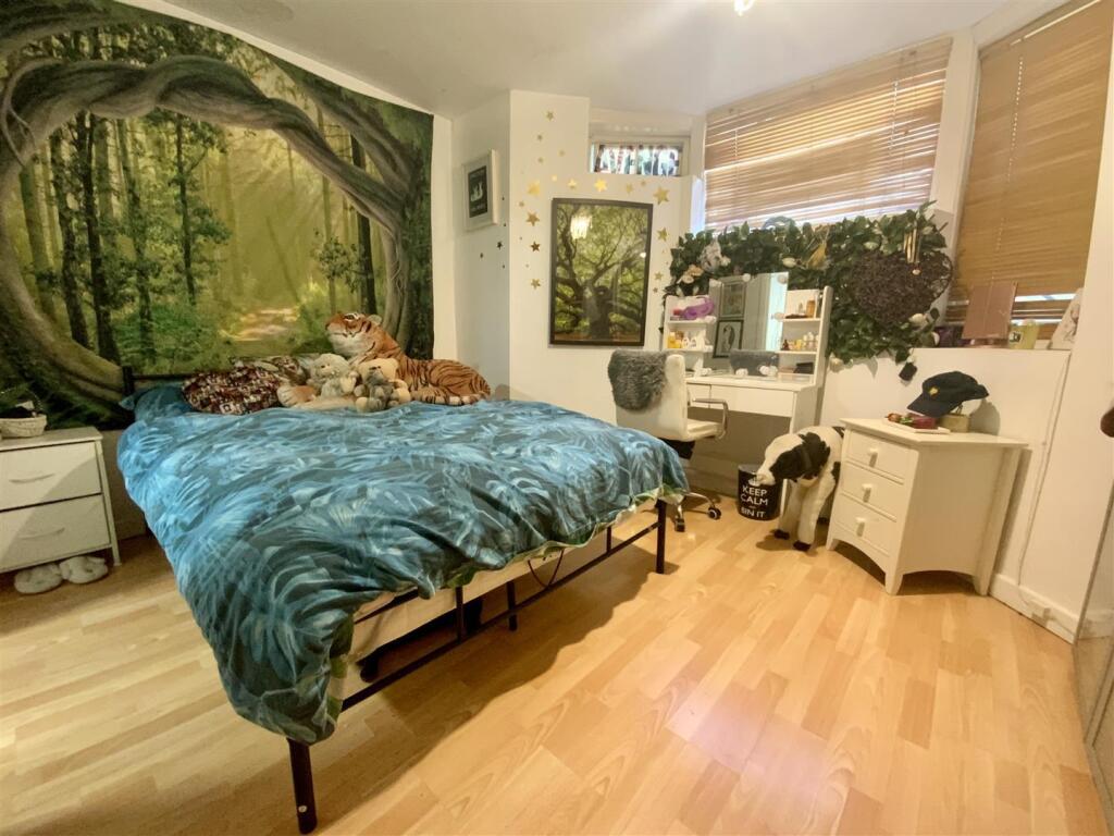 Bed 1.jpg