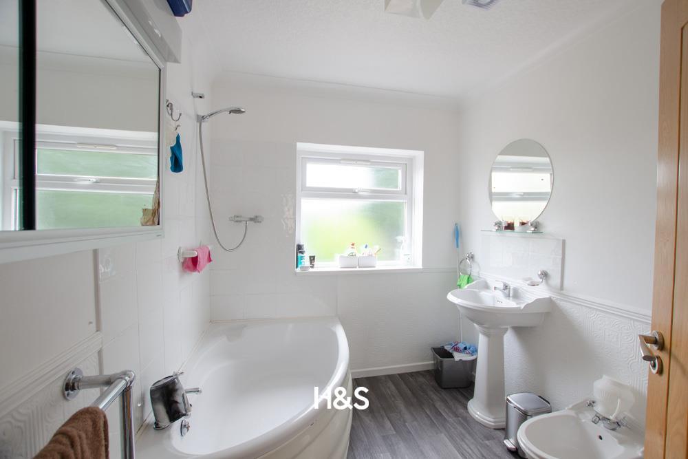 8 Leam Crescent - bath.jpg
