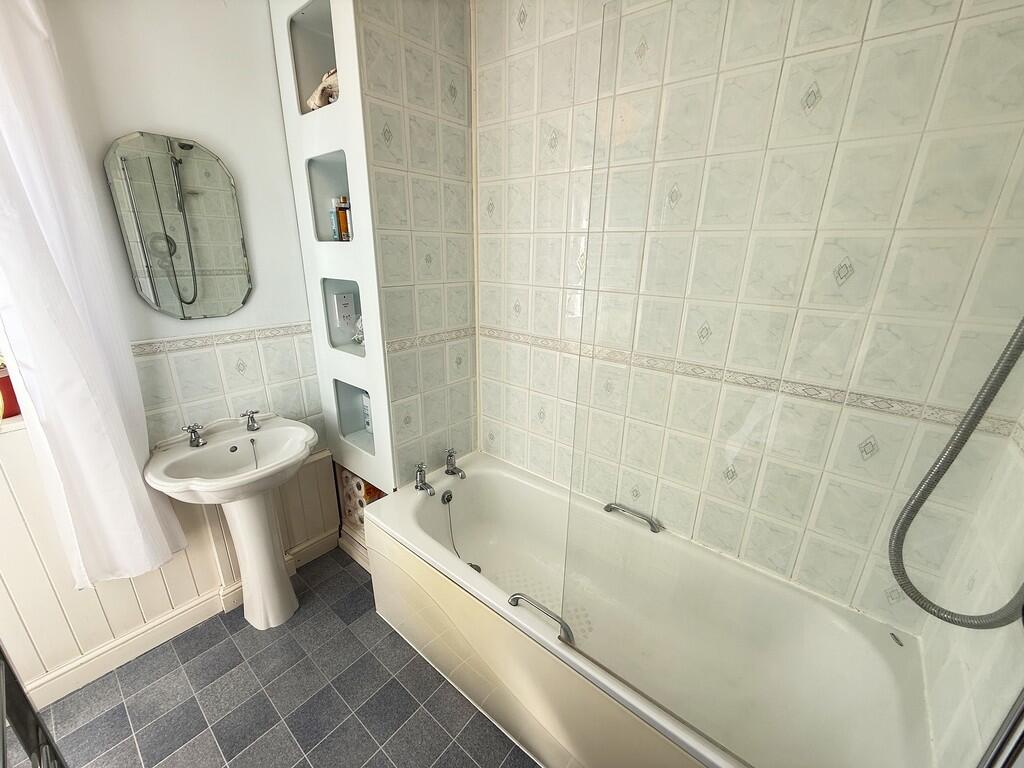 FF BATHROOM 1