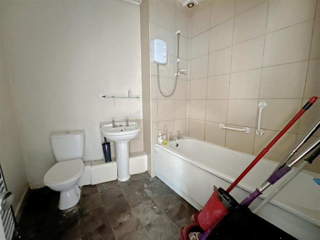 7 - Two Bedroom Flat for Auction, Easton.JPG