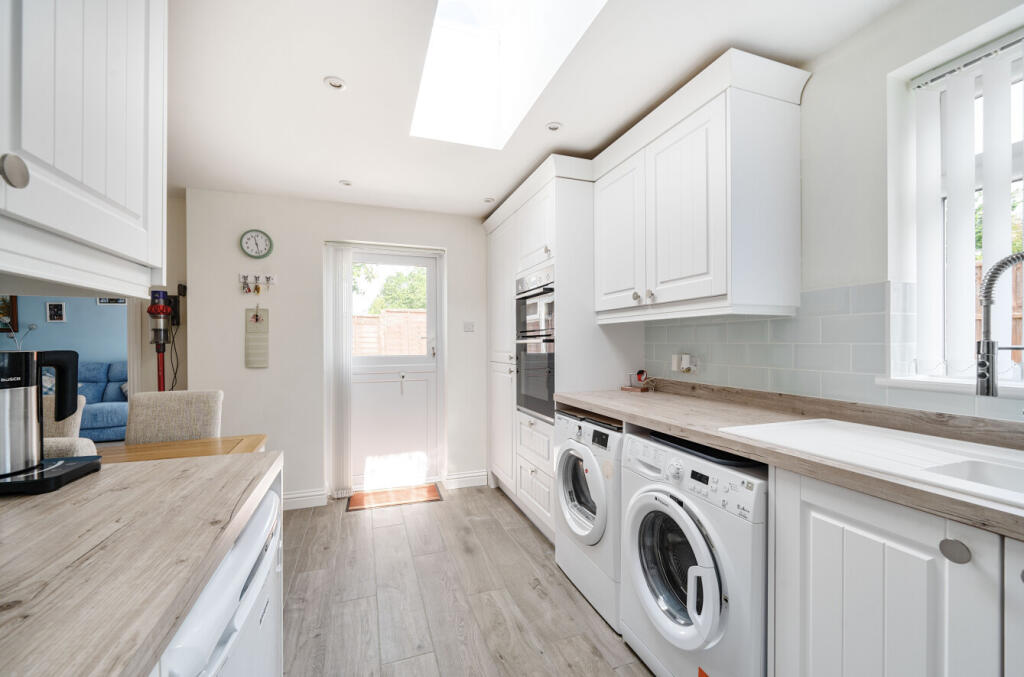 1295875-11-682c5c...