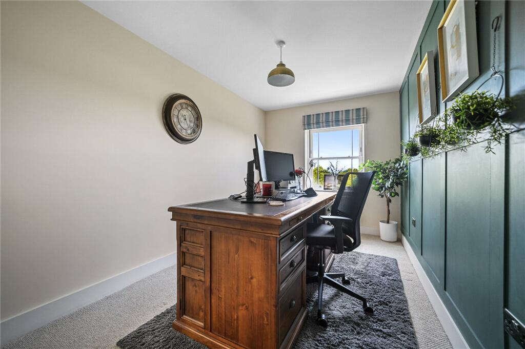 Bedroom / Study