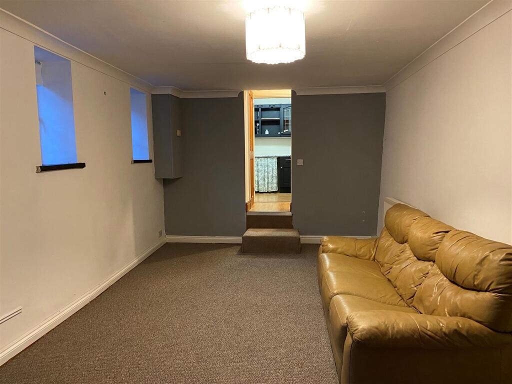 96 High Street rear flat living room 2.jpg