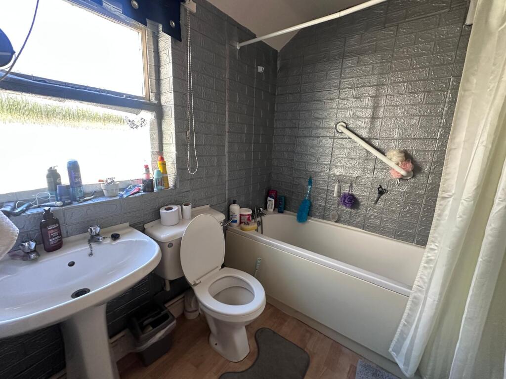 5 Groundfloor Bathroom.jpg