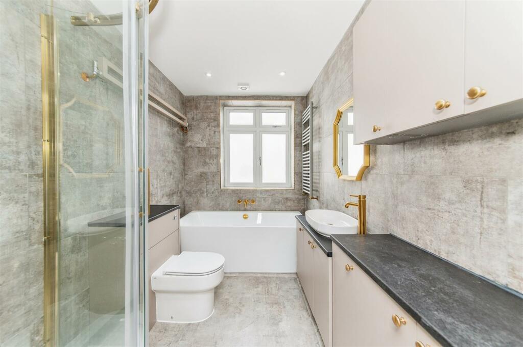 MASTER ENSUITE.jpg