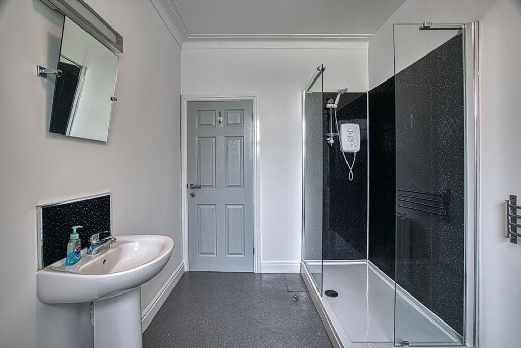 Four Communal Shower Rooms