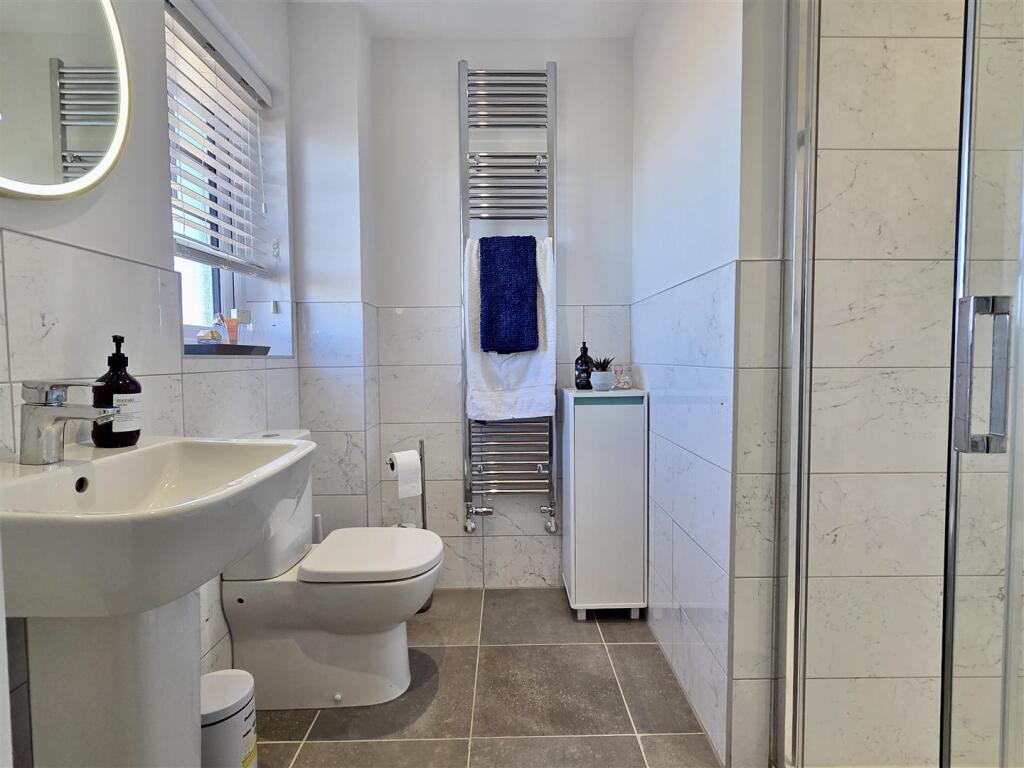 EN SUITE SHOWER ROOM