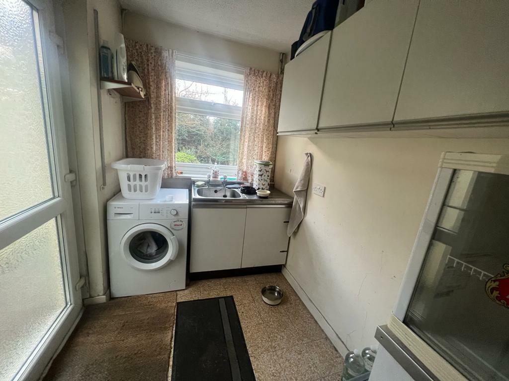 L SHAPED UTILITY ROOM