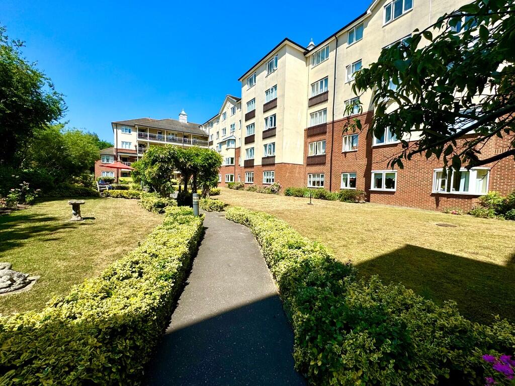 8 Alston Court ga...