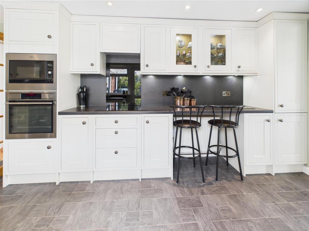 KITCHEN/BREAKFAST ROOM