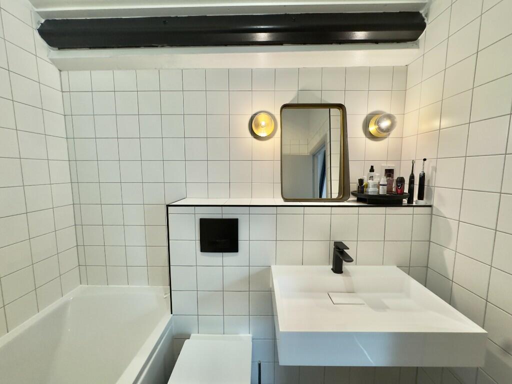 EN-SUITE /BATHROOM 2