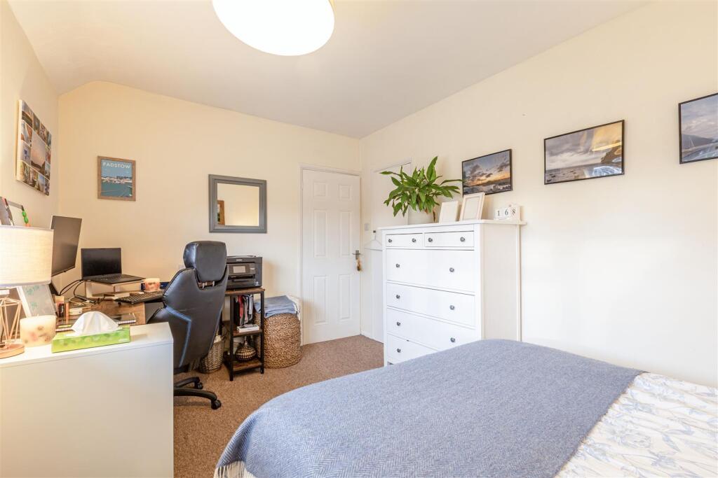 7 Cornwall Avenue, KT14 7EX - 14.jpg