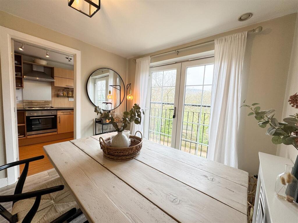 LOUNGE DINING ROOM