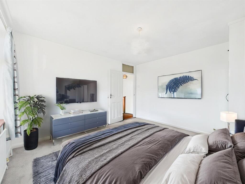 CAM02664G0-PR0099-STILL023 - Bedroom - Modern - 9.