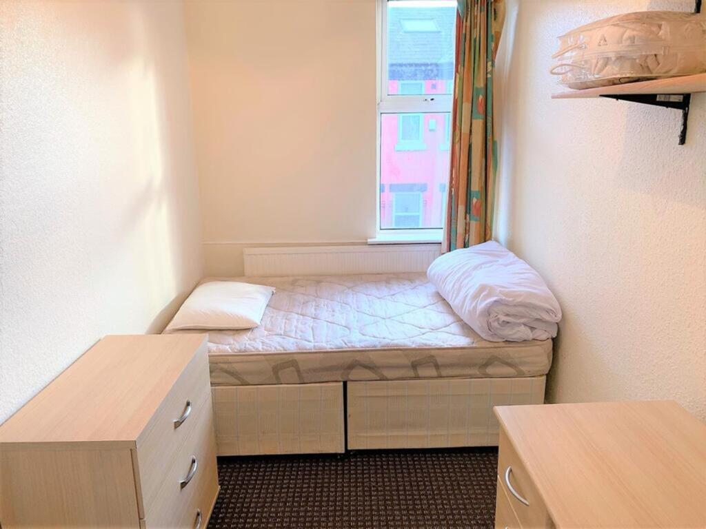 This cozy single bedroom offers a bright atmosp...